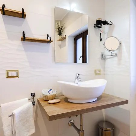 Ca'del Borgo Acomodação com café da manhã  4*